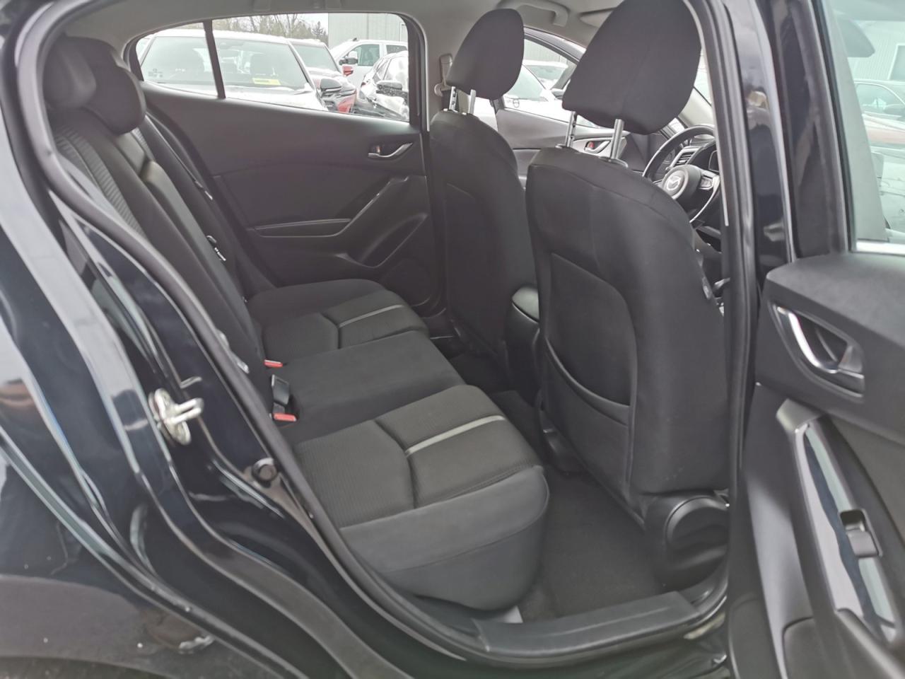 2018 Mazda MAZDA3 i Touring - Photo #16