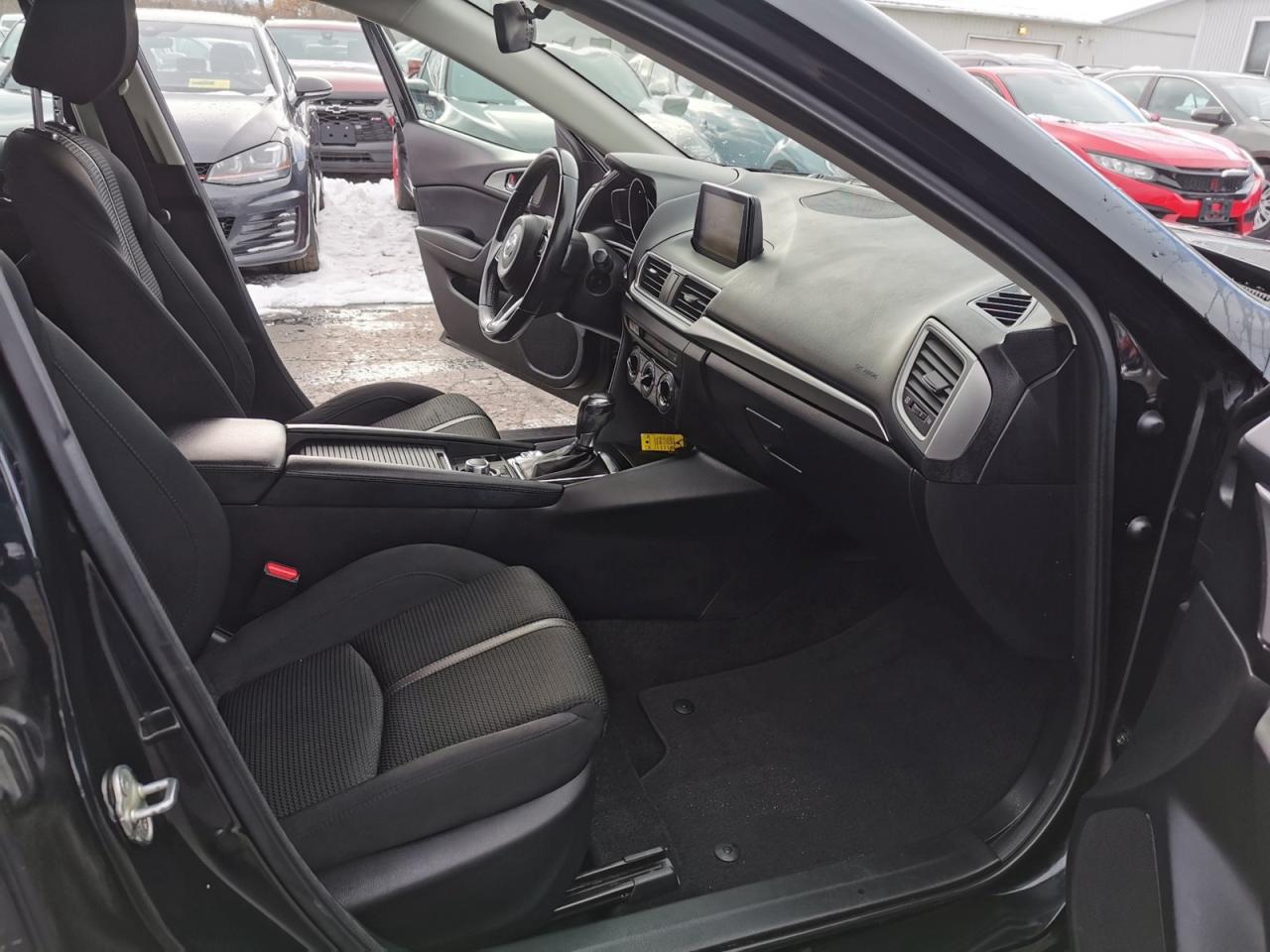 2018 Mazda MAZDA3 i Touring - Photo #18