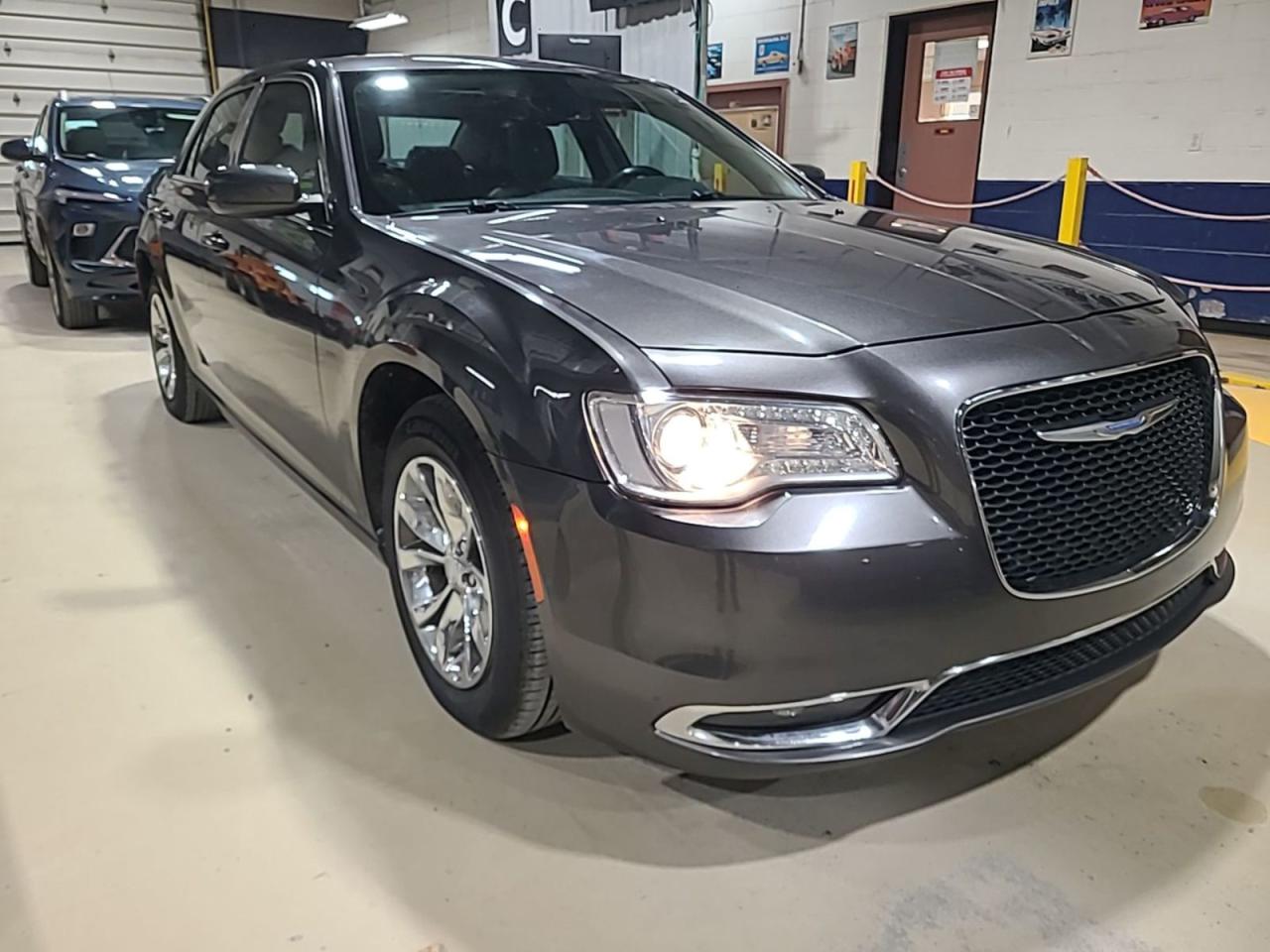 2018 Chrysler 300 Touring  - Photo #4