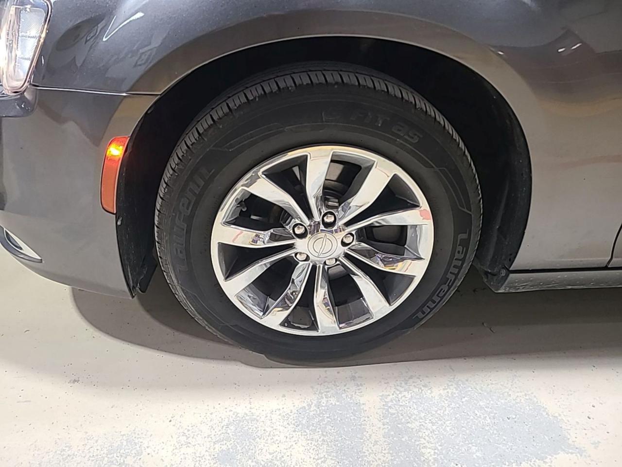 2018 Chrysler 300 Touring  - Photo #8