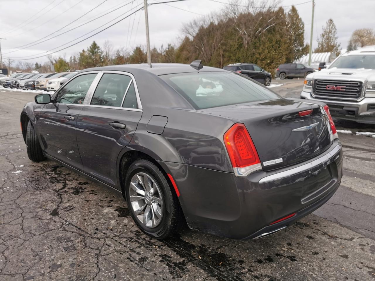 2018 Chrysler 300 Touring  Photo2