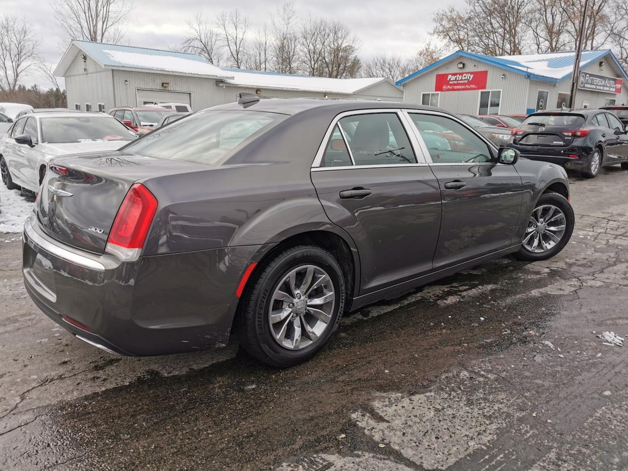 2018 Chrysler 300 Touring  Photo4