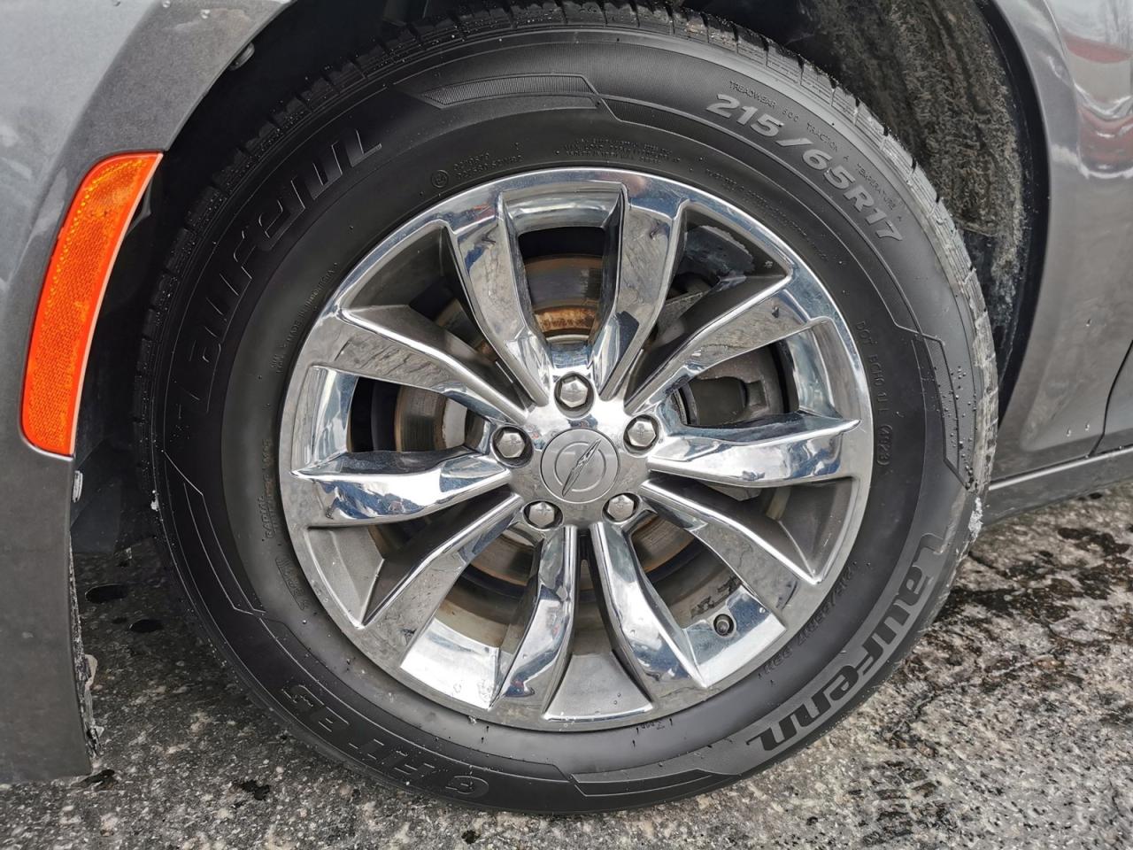 2018 Chrysler 300 Touring  - Photo #9