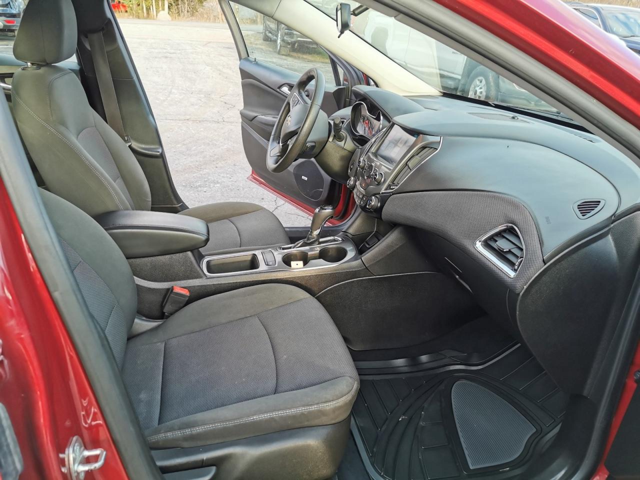 2017 Chevrolet Cruze LT Photo