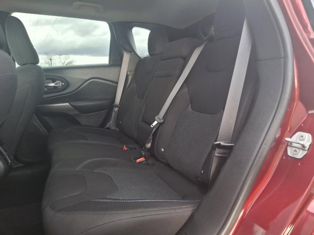 2019 Jeep Cherokee Sport 4WD | Heated Wheel + Seats | Remote Start | CarPlay + Android | Rear Camera | and More ! Photo