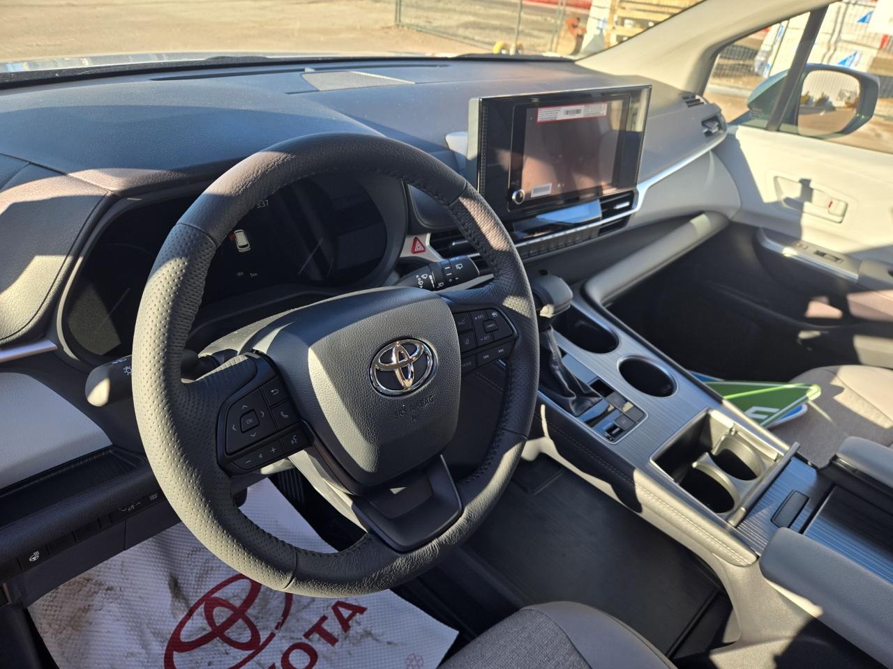 2025 Toyota Sienna SIENNA LE FWD 8-PASS Photo