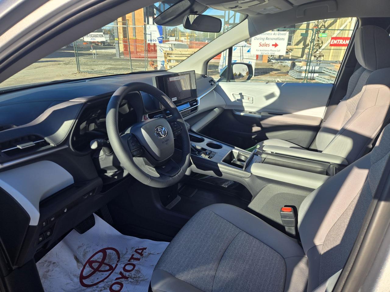 2025 Toyota Sienna SIENNA LE FWD 8-PASS Photo