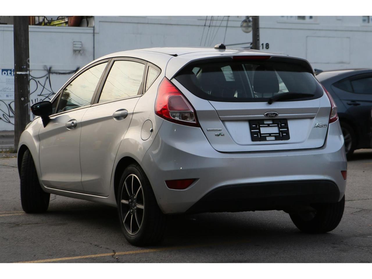 2016 Ford Fiesta SE Hatchback Photo4