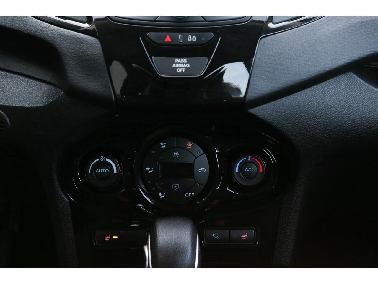 2016 Ford Fiesta SE Hatchback Photo