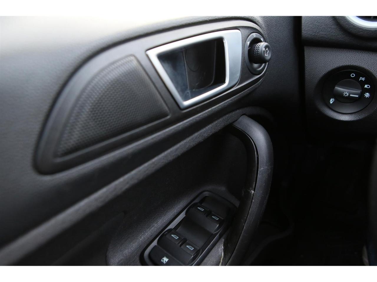 2016 Ford Fiesta SE Hatchback Photo