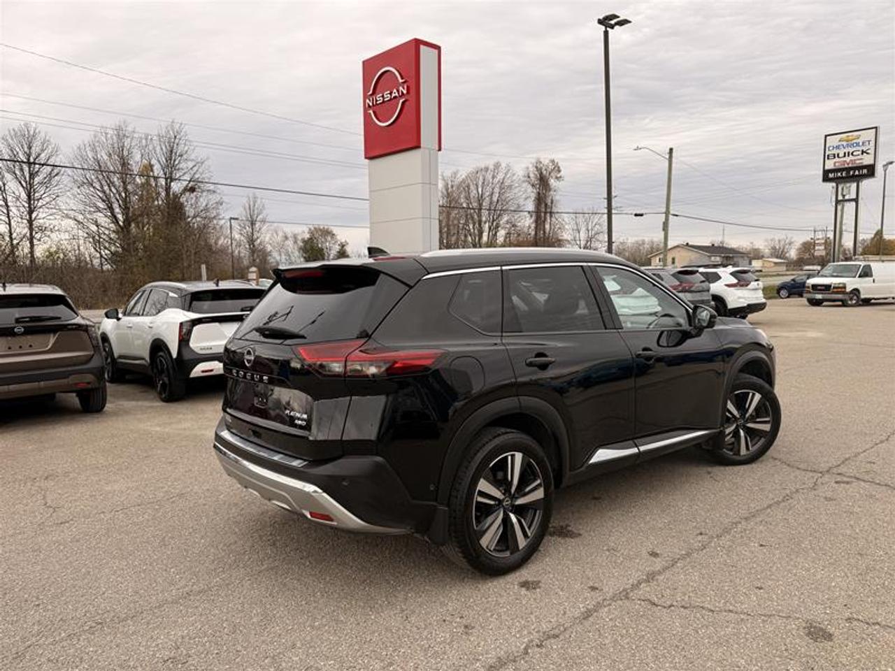 2023 Nissan Rogue Platinum CVT Photo4