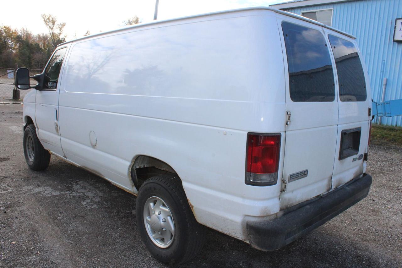 2009 Ford Econoline Commercial Photo3