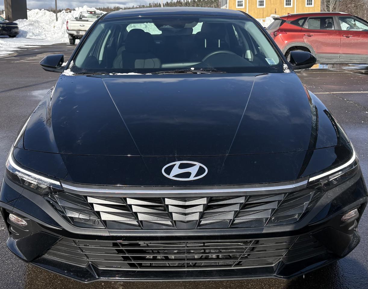 2025 Hyundai Elantra Essential Photo1