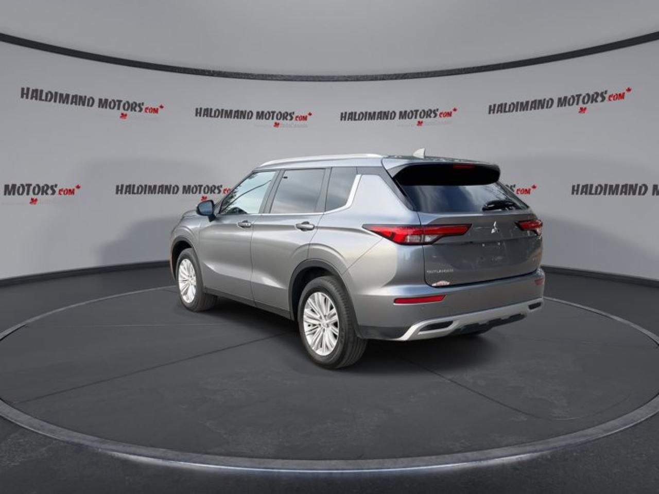 2024 Mitsubishi Outlander LE S- AWC Photo