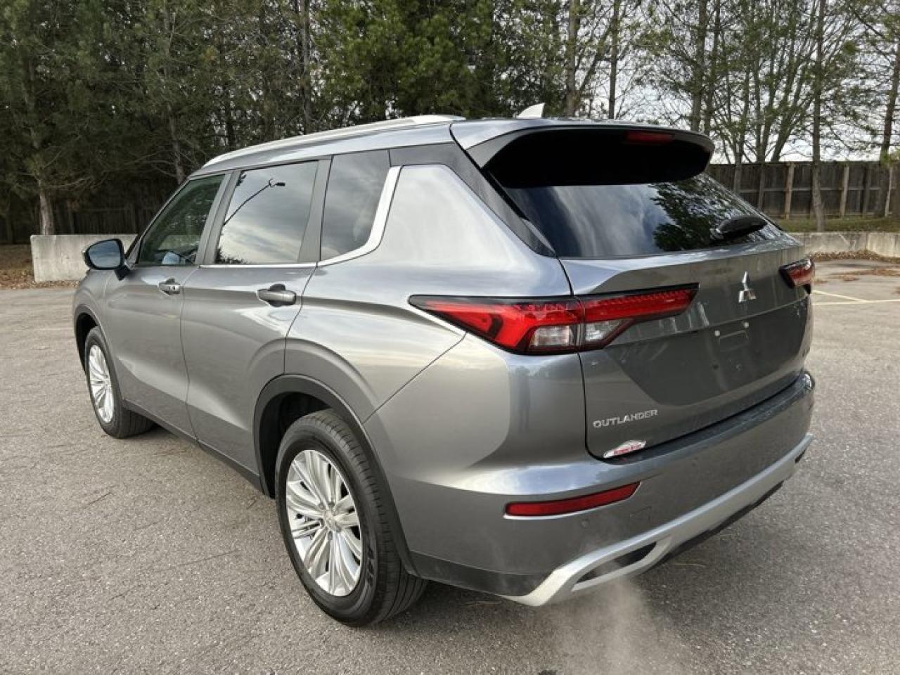 2024 Mitsubishi Outlander LE S- AWC Photo