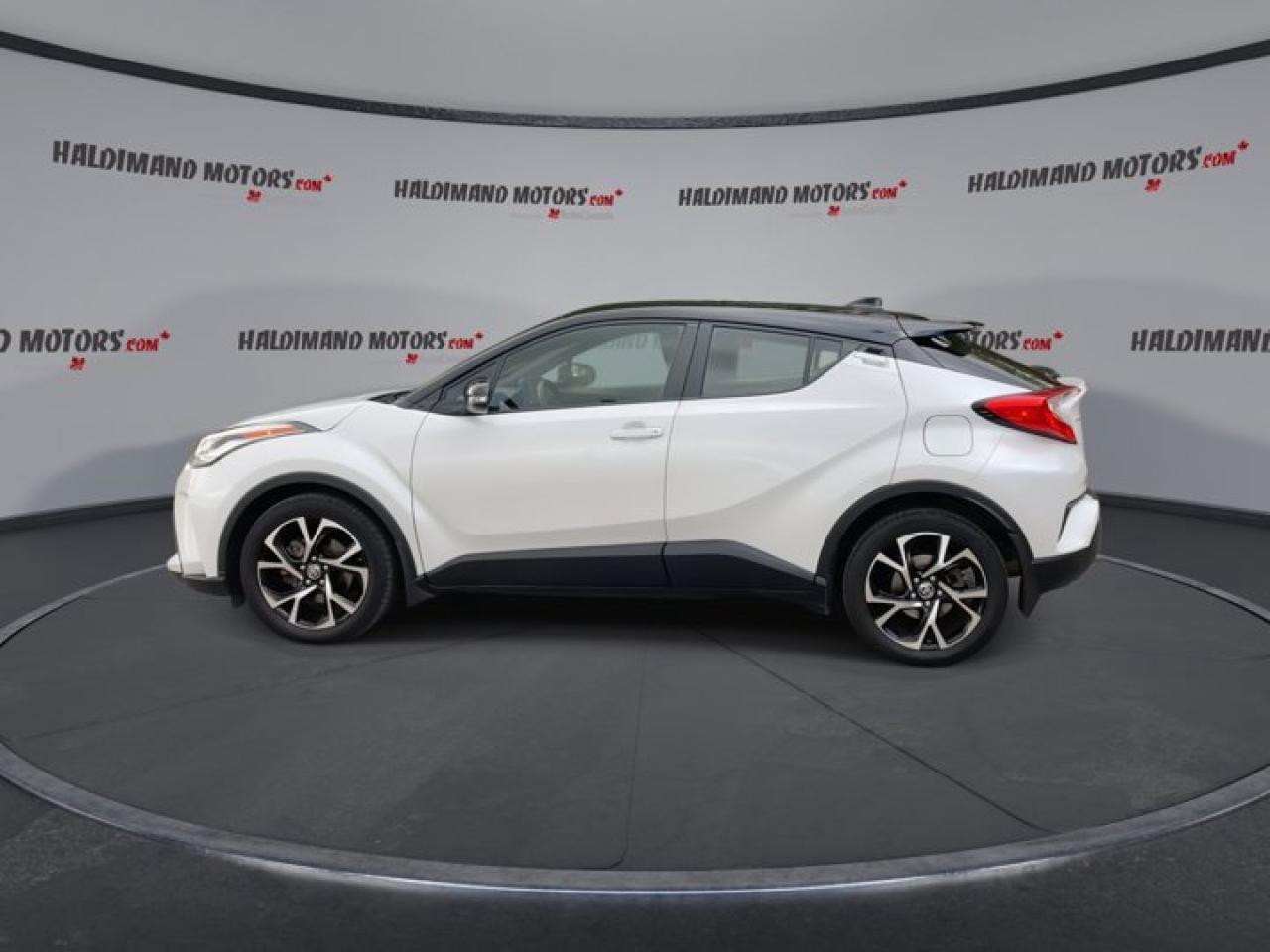 2022 Toyota C-HR LE Photo4