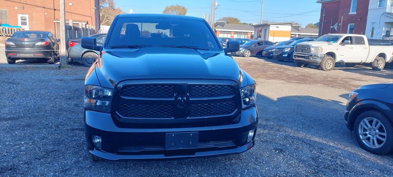 2021 RAM 1500 Classic EXPRESS Photo4