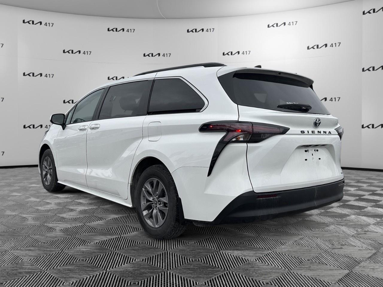 2023 Toyota Sienna LE 8-Passenger FWD Photo2