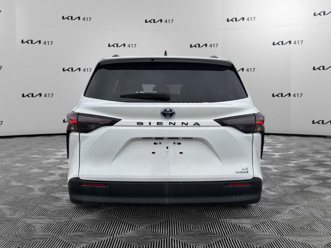 2023 Toyota Sienna LE 8-Passenger FWD Photo3