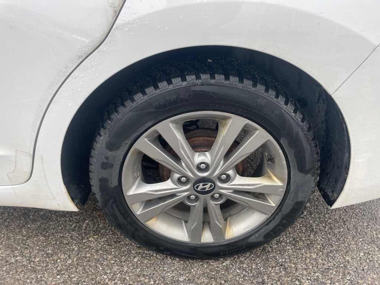 2017 HYUNDA ELANTRA  Photo