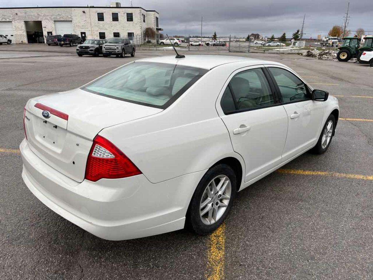 2011 Ford Fusion S - Photo #4