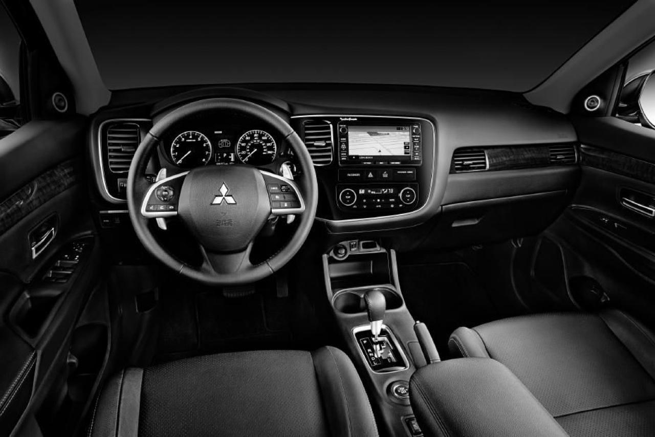 2015 Mitsubishi Outlander GT/ LEATHER/ROOF /REAR CAM / NAVI/4WD /7 PASSENGER - Photo #2