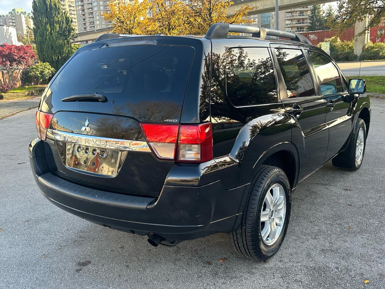 2011 Mitsubishi Endeavor SE - Photo #6