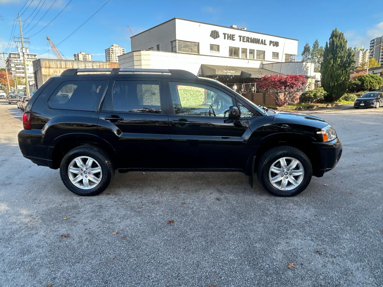 2011 Mitsubishi Endeavor SE - Photo #5