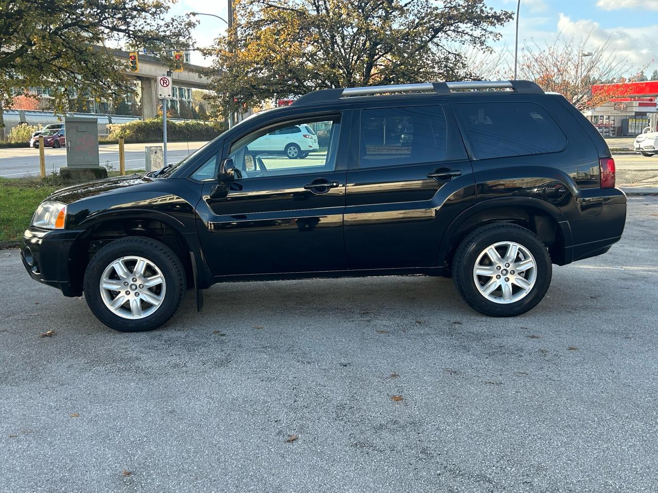 2011 Mitsubishi Endeavor SE - Photo #2