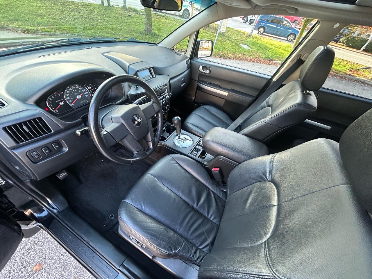 2011 Mitsubishi Endeavor SE - Photo #9