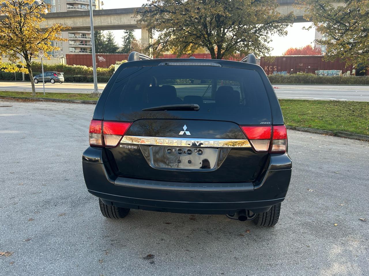 2011 Mitsubishi Endeavor SE - Photo #7