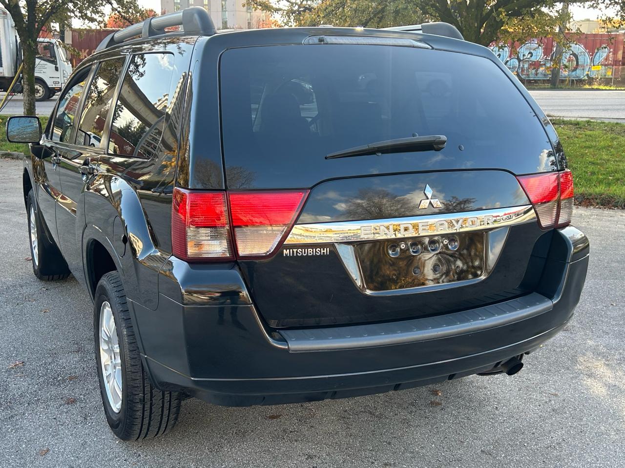 2011 Mitsubishi Endeavor SE - Photo #3