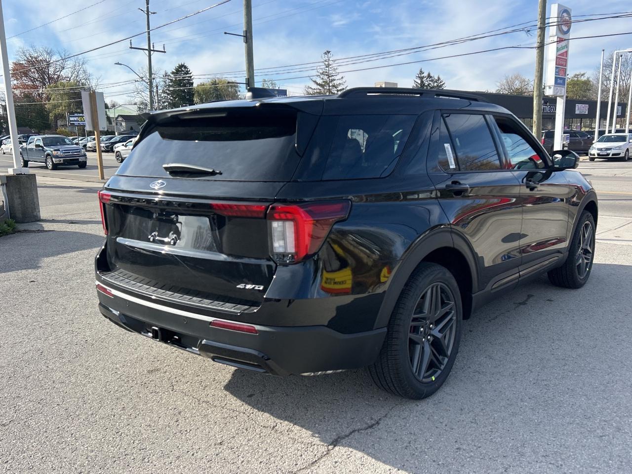 2026 Ford Explorer ST-Line Photo4