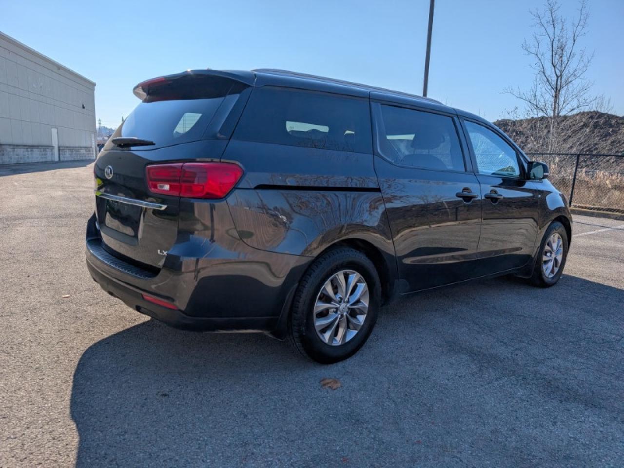 2020 Kia Sedona LX  **8 PASSENGER - PWR SLIDERS** Photo