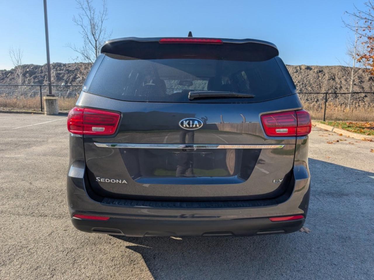 2020 Kia Sedona LX  **8 PASSENGER - PWR SLIDERS** Photo3