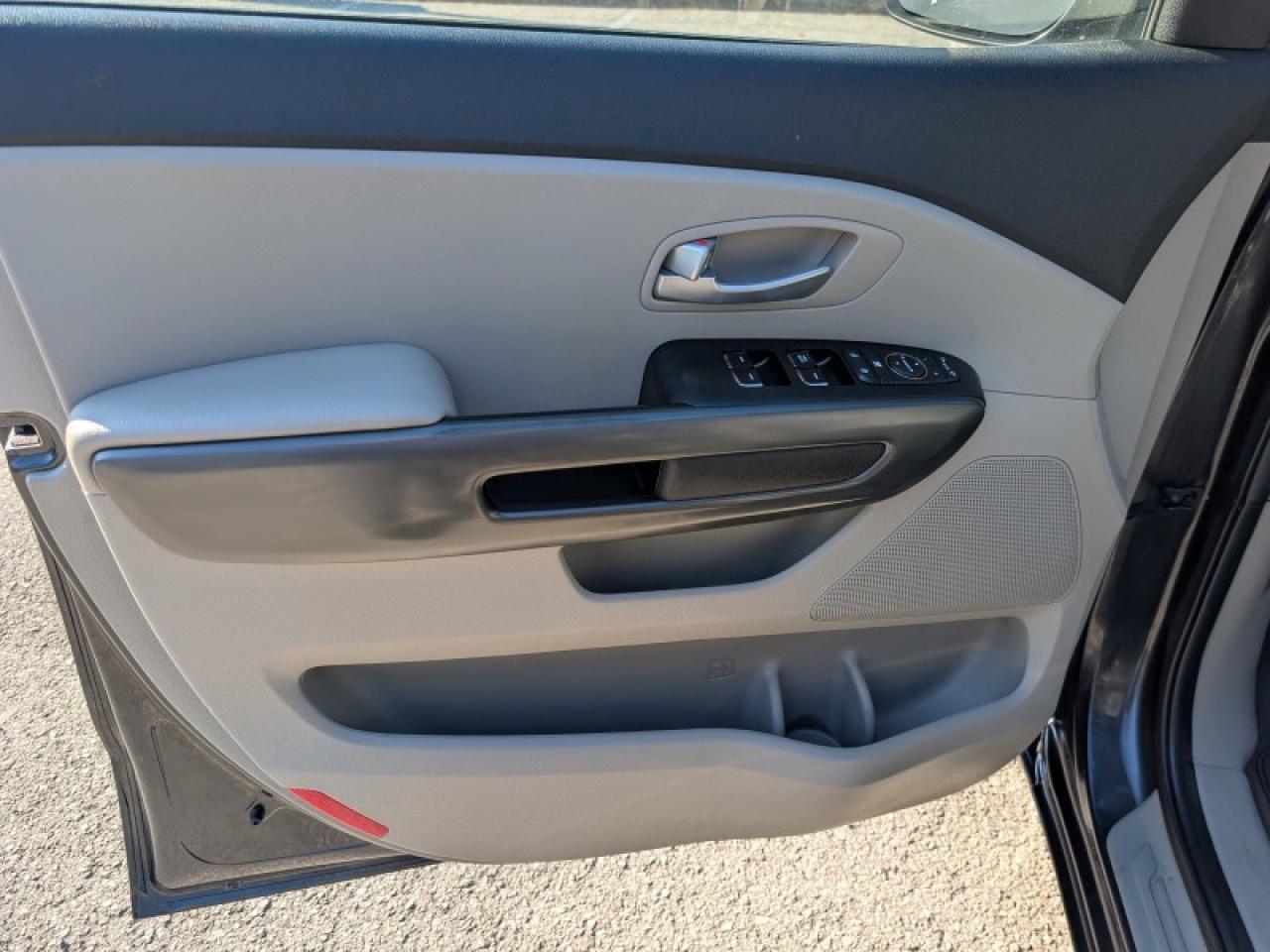 2020 Kia Sedona LX  **8 PASSENGER - PWR SLIDERS** Photo