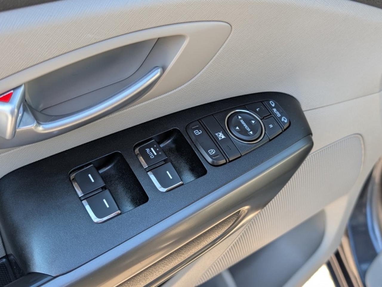 2020 Kia Sedona LX  **8 PASSENGER - PWR SLIDERS** Photo