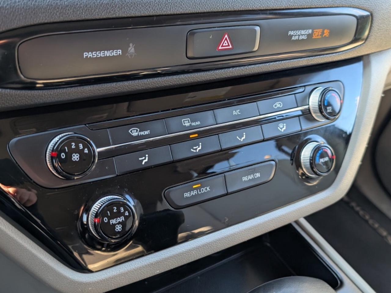 2020 Kia Sedona LX  **8 PASSENGER - PWR SLIDERS** Photo