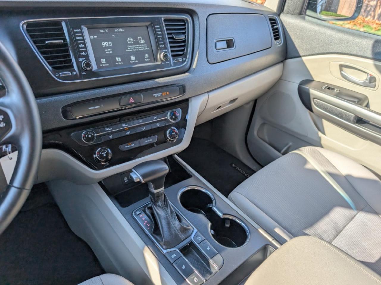 2020 Kia Sedona LX  **8 PASSENGER - PWR SLIDERS** Photo
