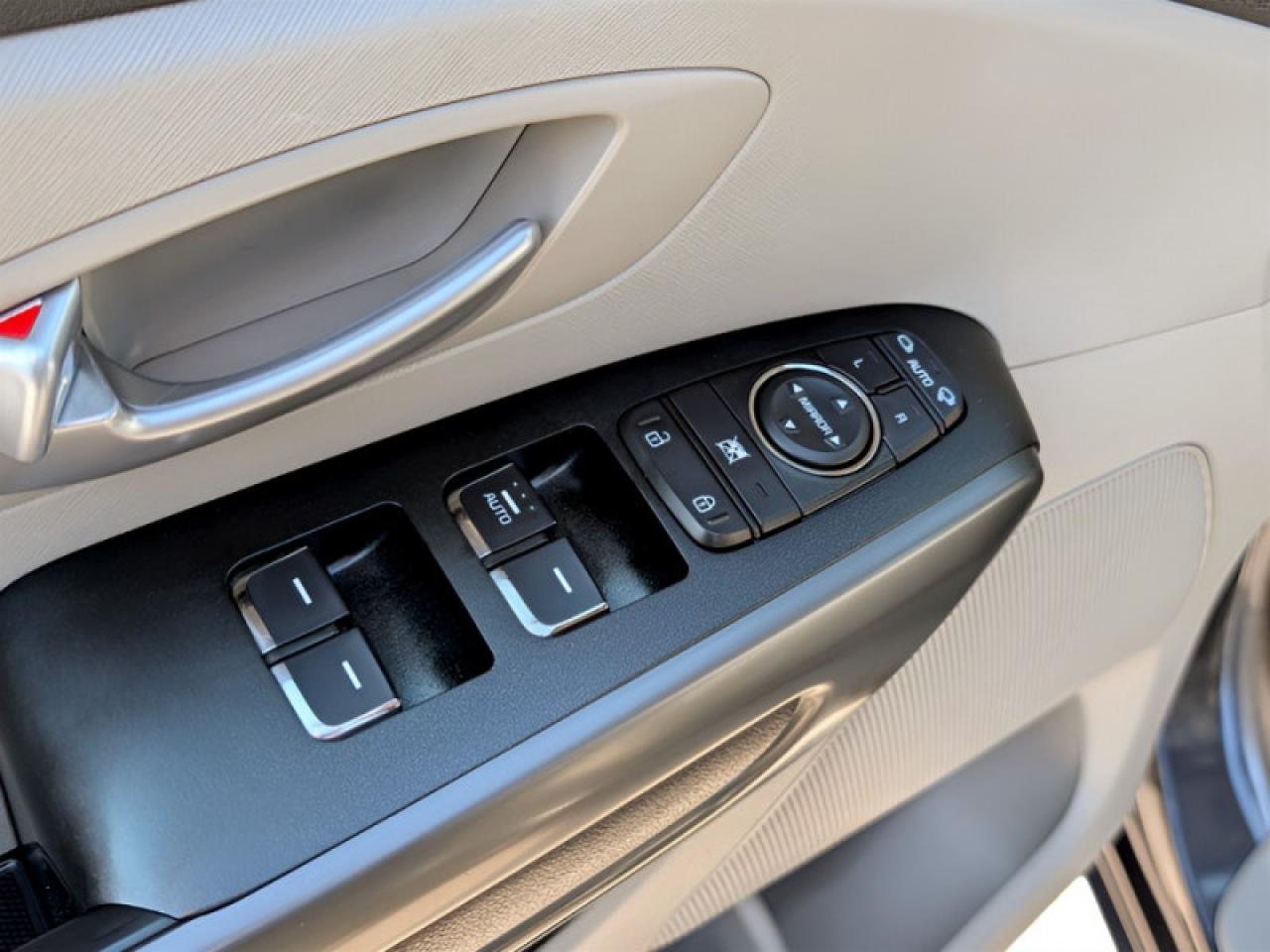 2020 Kia Sedona LX  **8 PASSENGER** Photo