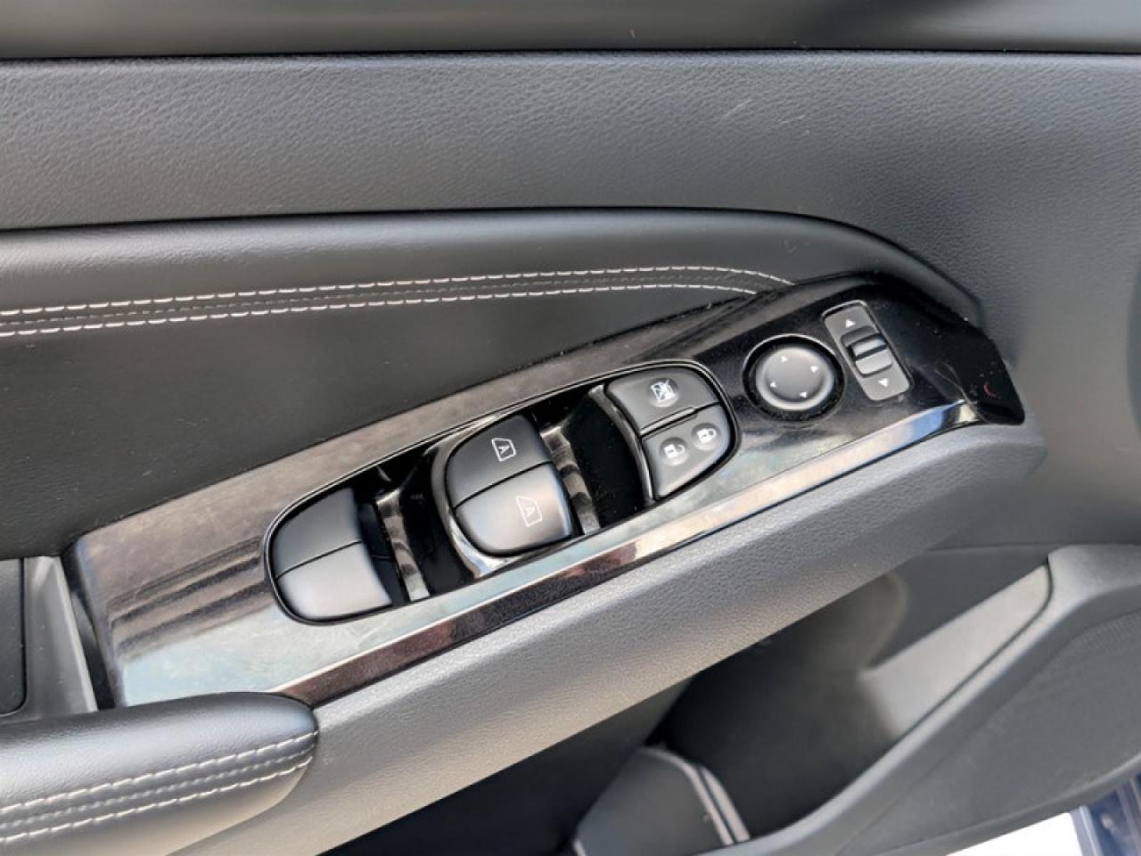 2020 Nissan Altima 2.5 SV  **AWD - 15 SERVICE RECORDS** Photo