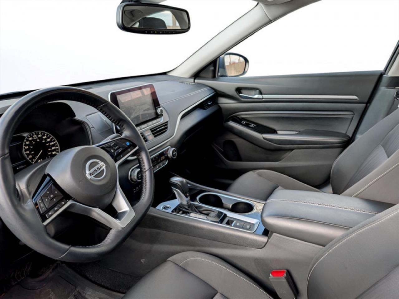 2020 Nissan Altima 2.5 SV  **AWD - 15 SERVICE RECORDS** Photo