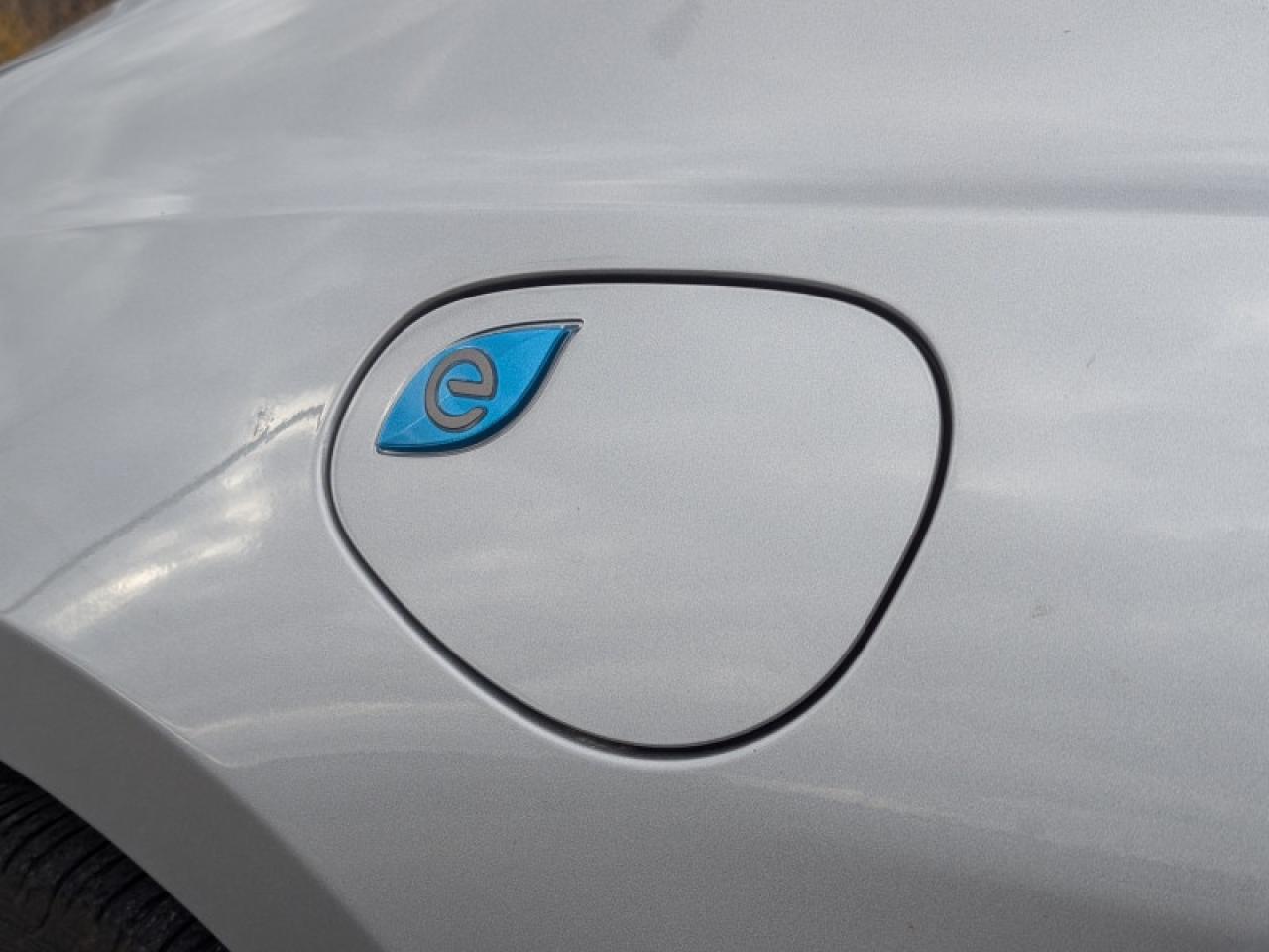 2020 Chrysler Pacifica Hybrid Limited  **32 SERVICE RECORDS** Photo2