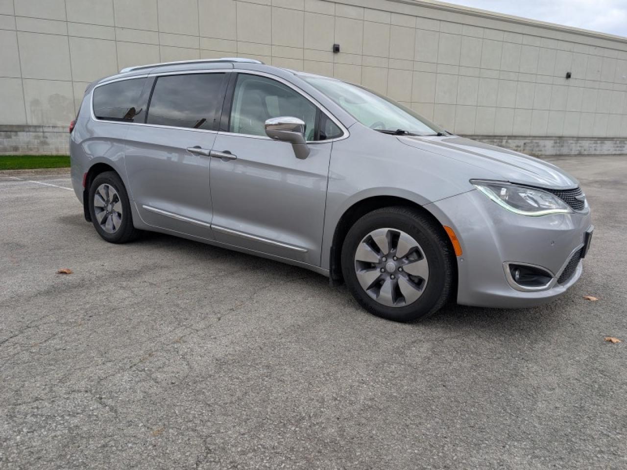 2020 Chrysler Pacifica Hybrid Limited  **32 SERVICE RECORDS** Photo