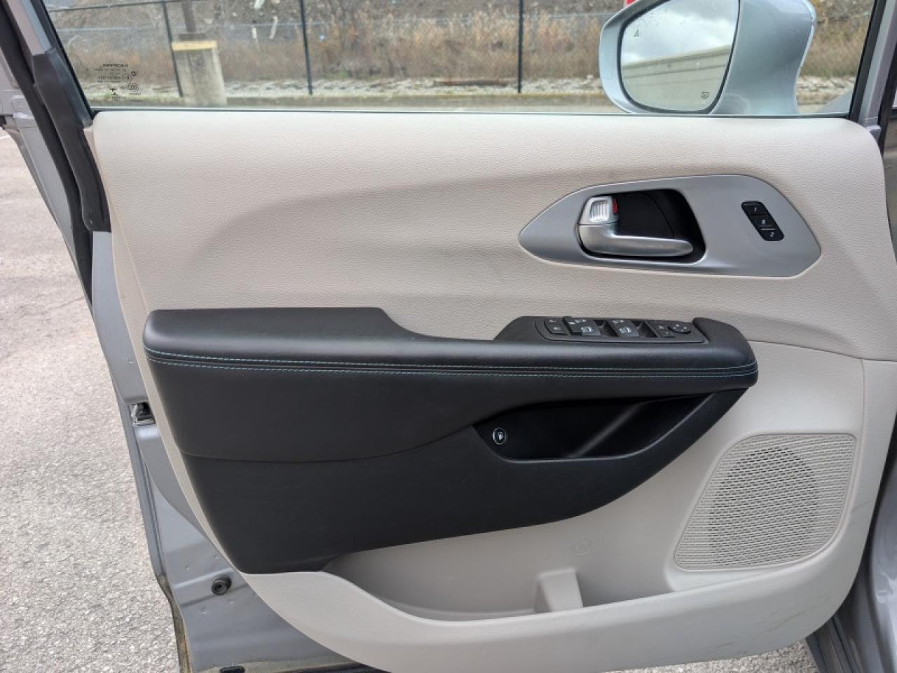 2020 Chrysler Pacifica Hybrid Limited  **32 SERVICE RECORDS** Photo