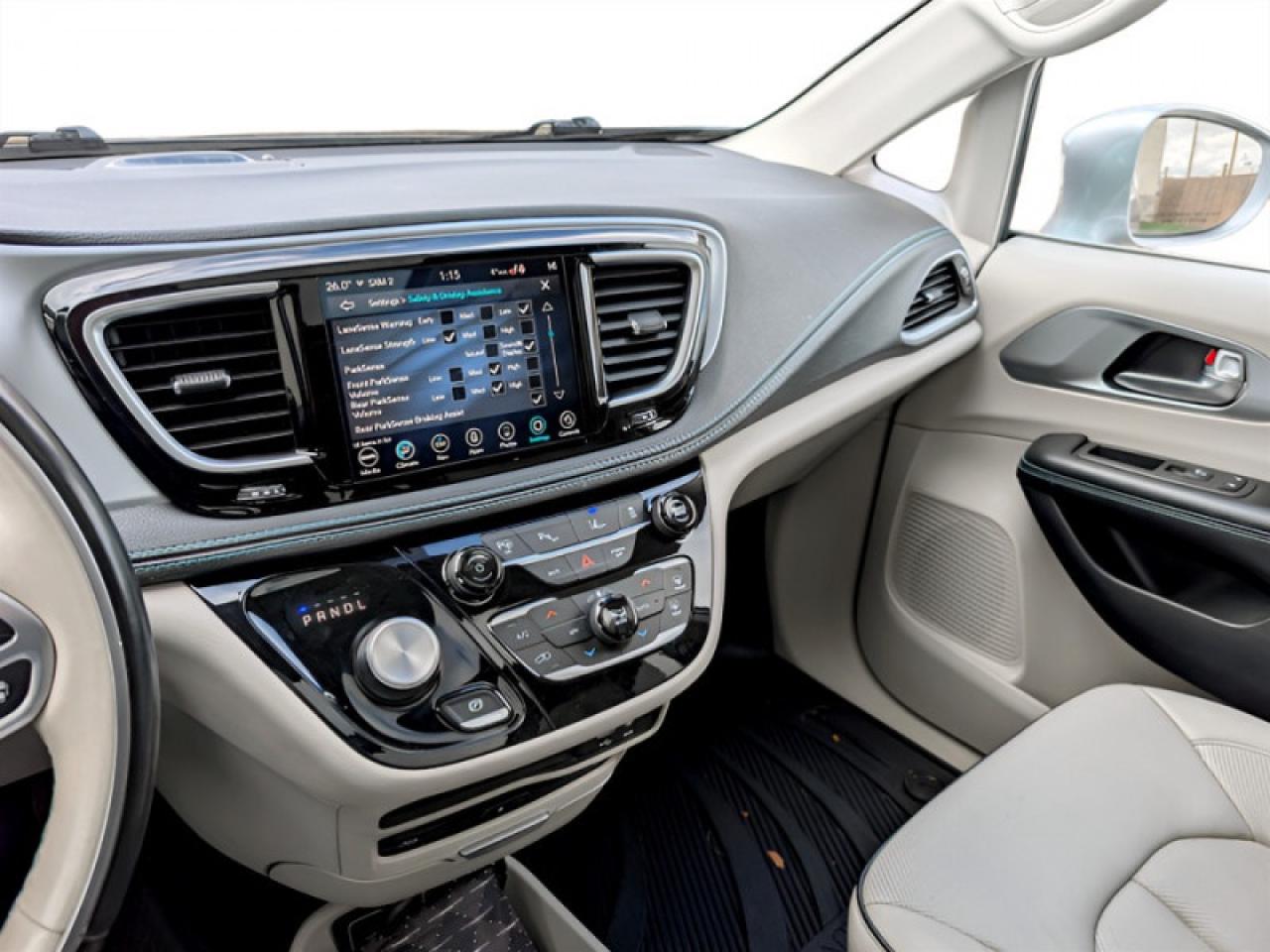 2020 Chrysler Pacifica Hybrid Limited  **32 SERVICE RECORDS** Photo