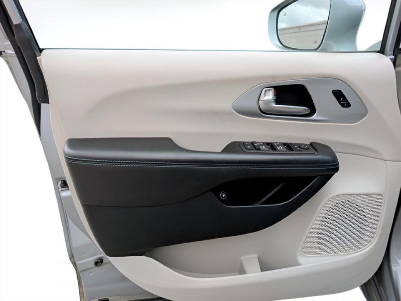 2020 Chrysler Pacifica Hybrid Limited  **32 SERVICE RECORDS** Photo