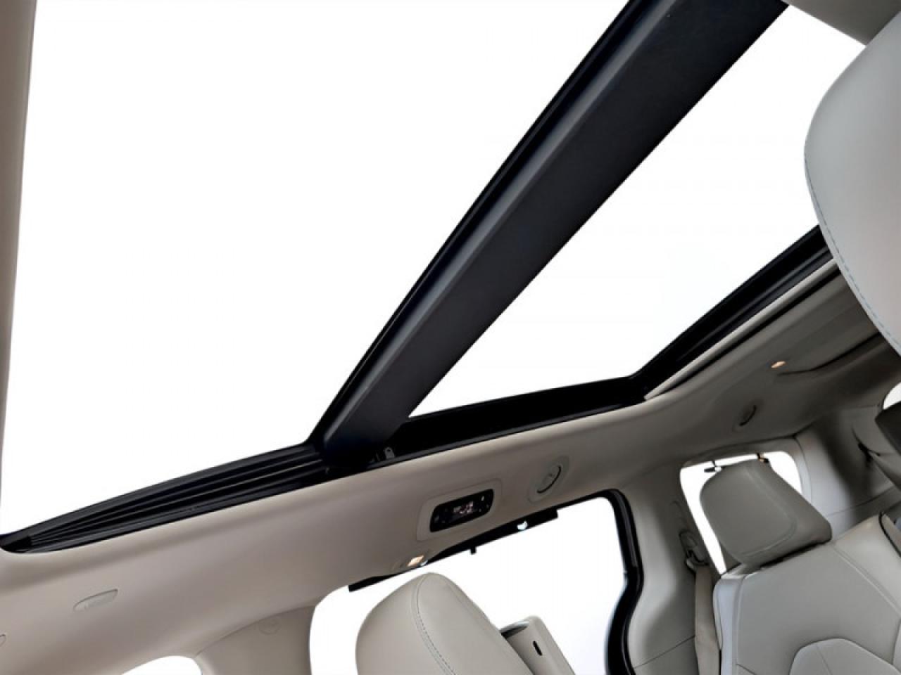 2020 Chrysler Pacifica Hybrid Limited  **32 SERVICE RECORDS** Photo