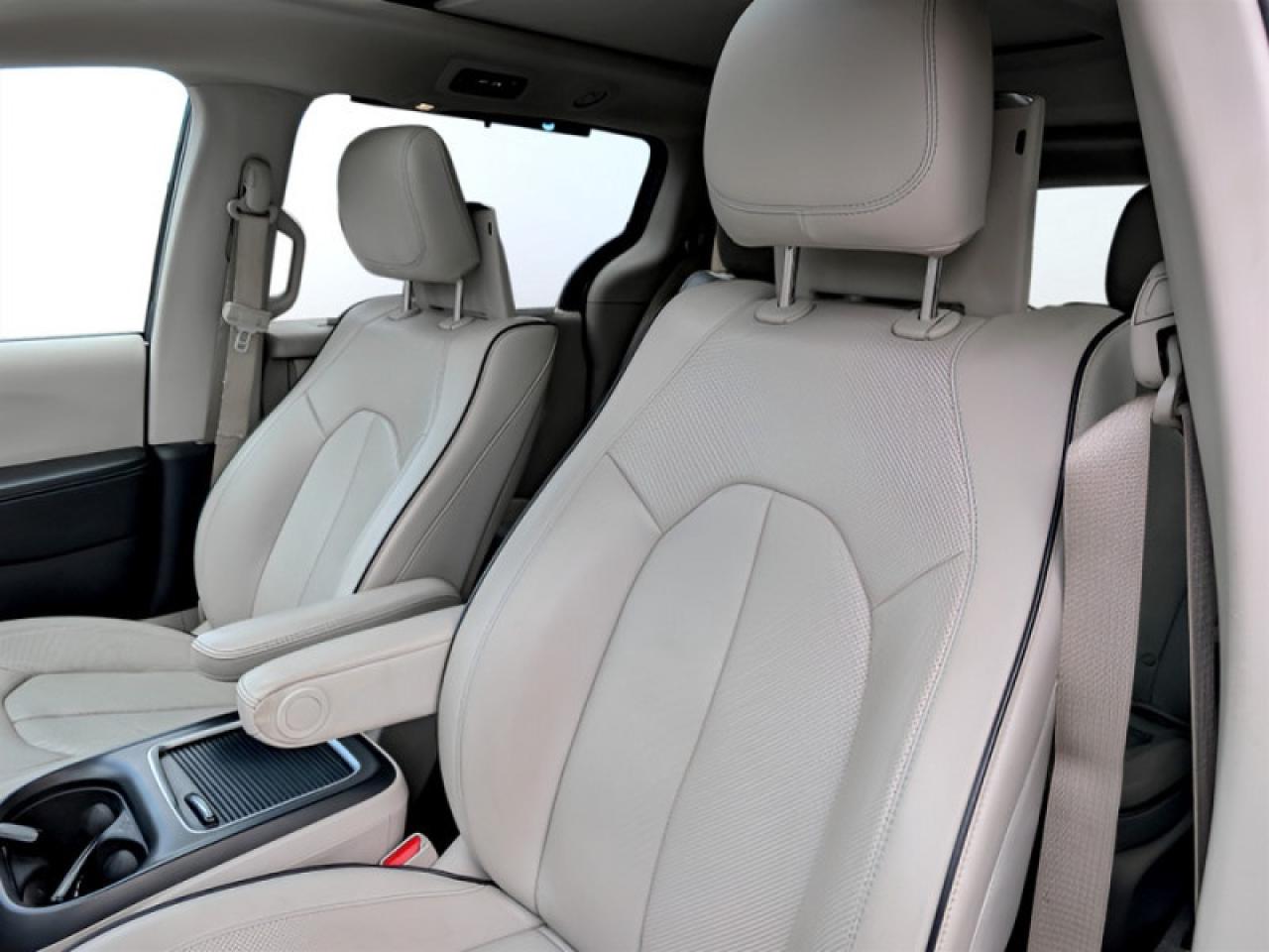 2020 Chrysler Pacifica Hybrid Limited  **32 SERVICE RECORDS** Photo