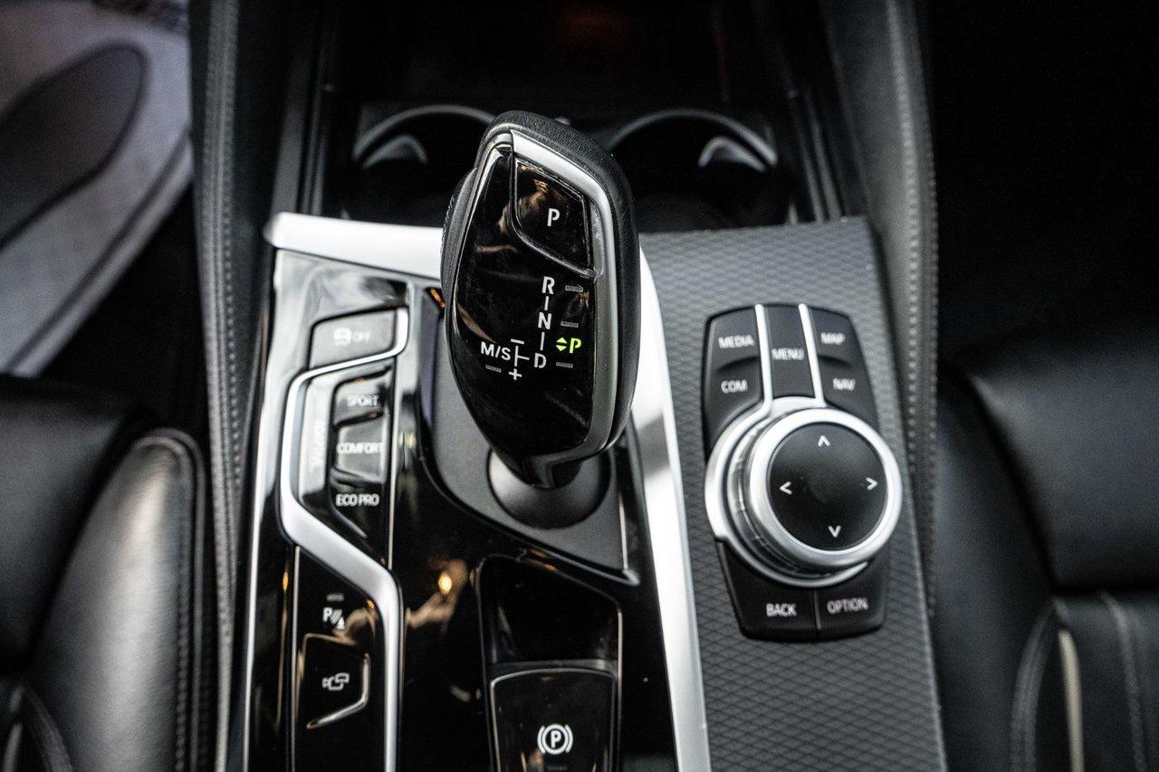 2022 BMW 5 Series M550i xDrive Photo